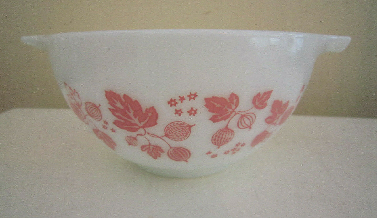 Vintage Pyrex Pink & White Gooseberry #441 / 1.5 Pt Cinderella Mixing Bowl